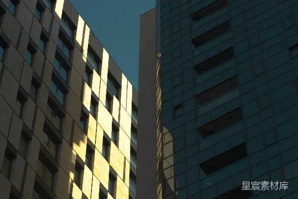 高清摄影 一座高大的建筑物，上面有一座钟。