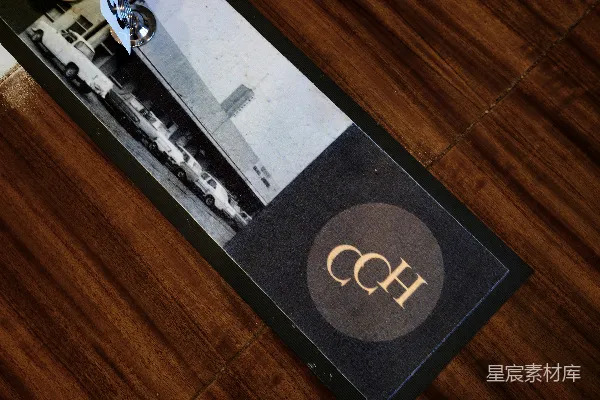 高清摄影 一张木桌，上面放着一部手机。