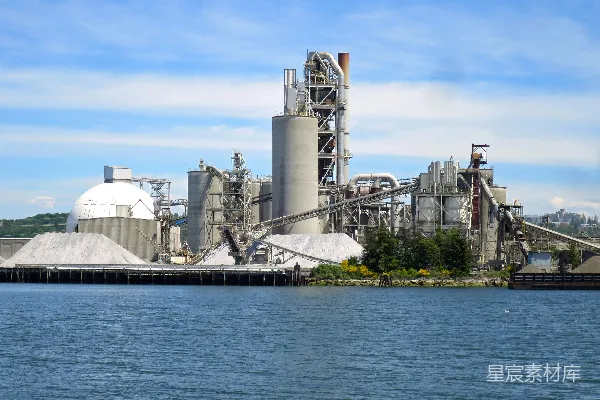 高清摄影 一座大型工厂建筑紧挨着一片水域