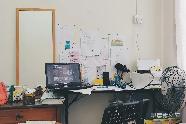 高清摄影 黑色平面电脑显示器放在棕色木桌上