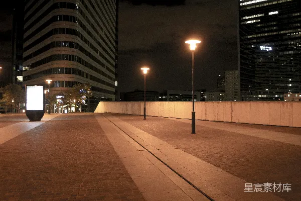 高清摄影 夜晚的城市街道上有街灯。