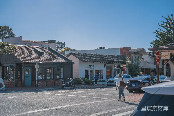 高清摄影 阳光明媚的一天，街道两旁有商店和行人。