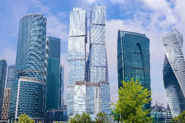 高清摄影 一排高大的建筑物并排矗立。