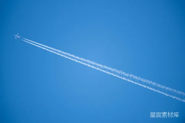 高清摄影 天空中的一架白色喷气飞机