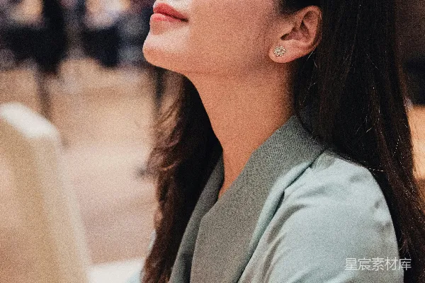高清摄影 一位女士坐在桌前抬头看。