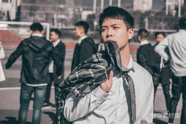 高清摄影 特写照片，男人咬着衬衫。