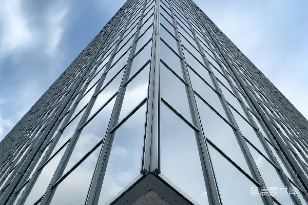 高清摄影 一座高大的建筑，有许多窗户。