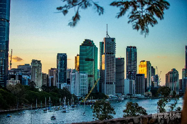 高清摄影 白天建筑物旁边的河流
