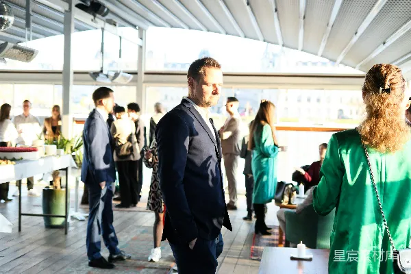 高清摄影 人们在有可伸缩屋顶的户外活动中交流。