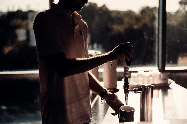 高清摄影 穿白色长袖衬衫和黑色裤子的男人拿着一个白色的陶瓷杯。