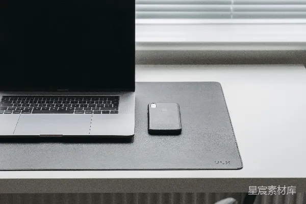高清摄影 在房间内的桌子上有一台MacBook Pro。