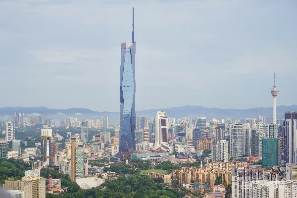 高清摄影 一座高大的现代化摩天大楼主宰了城市的天际线。