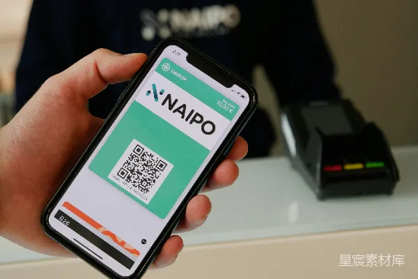 高清摄影 手持黑色三星Android智能手机的人