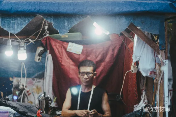 高清摄影 穿黑夹克的男人在拉小提琴