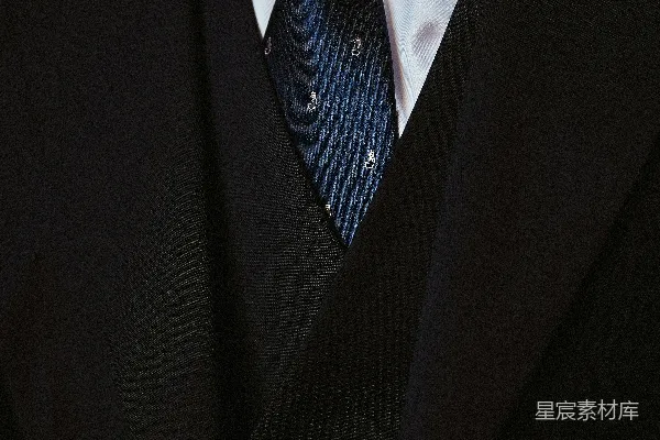 高清摄影 黑色西装，白色衬衫和蓝色图案领带。