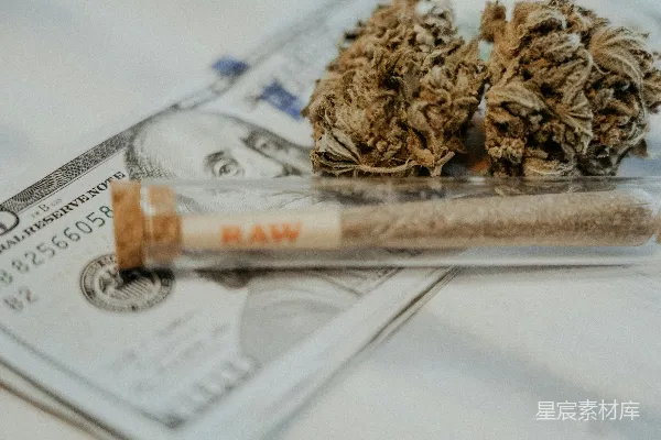 高清摄影 一支香烟放在一堆钱的上面