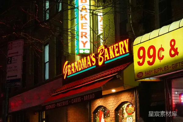 高清摄影 一家在夜晚的商店门口，上面有一个霓虹灯招牌。