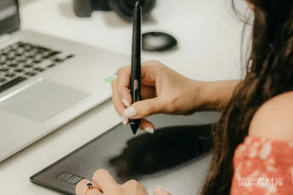 高清摄影 一位女士坐在桌子旁使用手机。