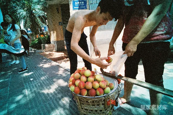 高清摄影 上身赤裸的男人把苹果放进塑料袋里