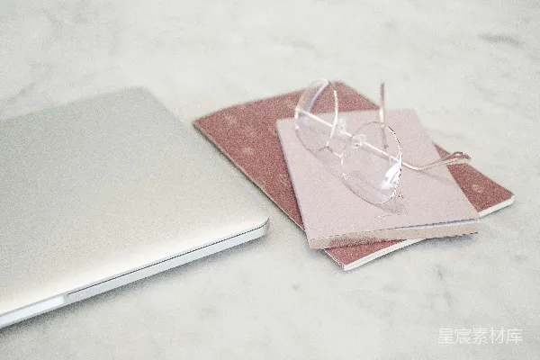 高清摄影 银色的MacBook放在白色桌子上