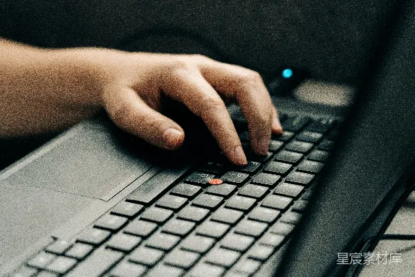 高清摄影 使用黑色和灰色笔记本电脑的人