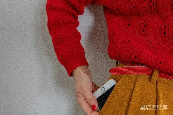 高清摄影 站着拿着金色iPhone的女人