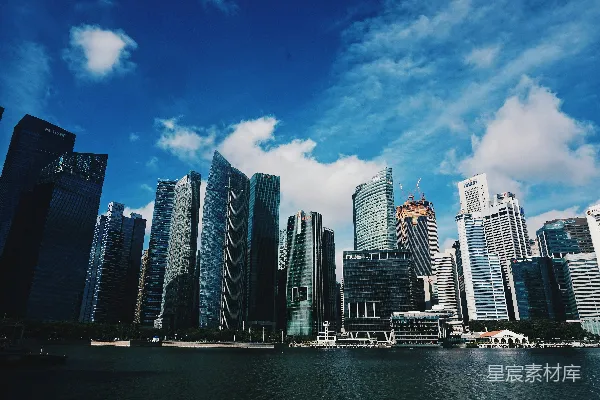高清摄影 白天时跨过水面的城市天际线
