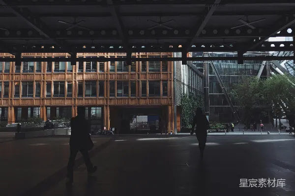 高清摄影 两个人并排行走的剪影照片
