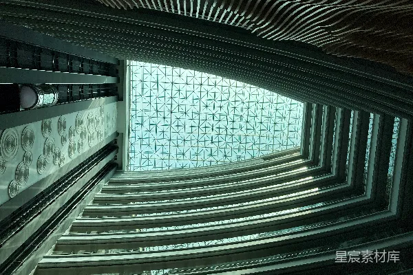 高清摄影 棕色和黑色的螺旋楼梯