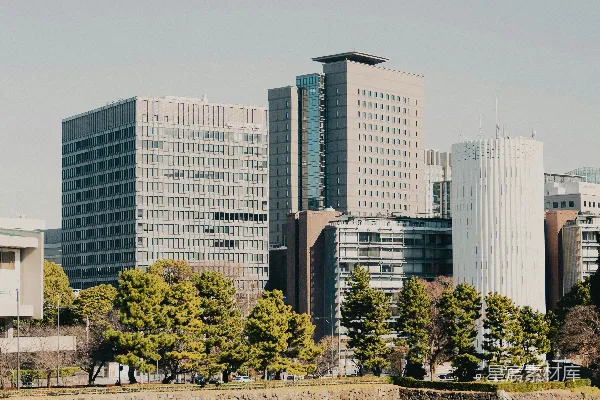 高清摄影 一片水域，背景中有建筑物。