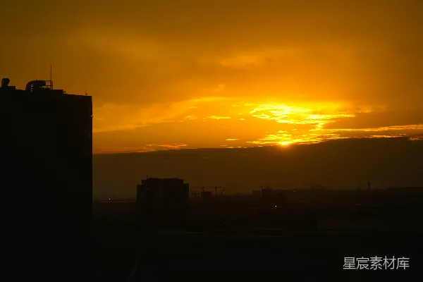高清摄影 夕阳正照耀着一座高楼林立的城市。