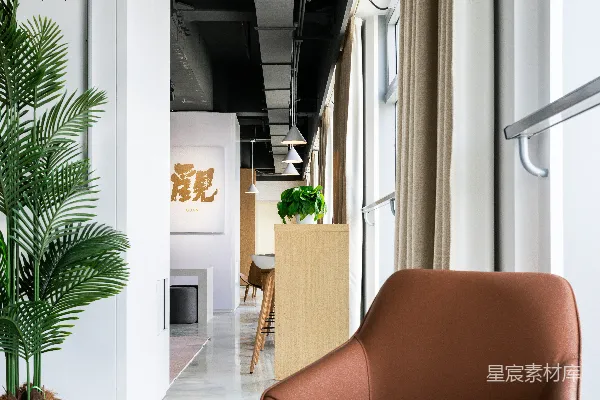 高清摄影 房间里有一把椅子和一张桌子。