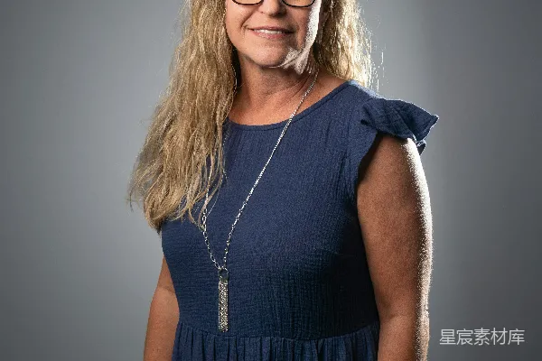 高清摄影 一位穿着蓝色连衣裙的女士