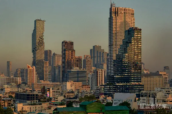 高清摄影 一片宽阔的水域，背景中有座城市。