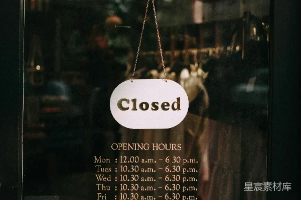 高清摄影 店铺橱窗上的闭店标志及营业时间