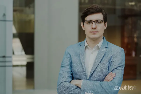 高清摄影 穿着浅蓝色西装，戴着眼镜的男人