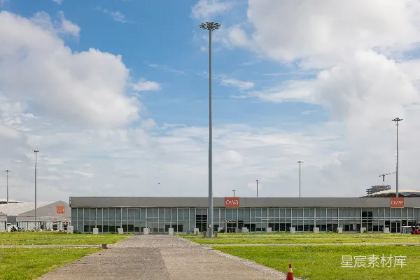 高清摄影 一座建筑前面有一个停车场。