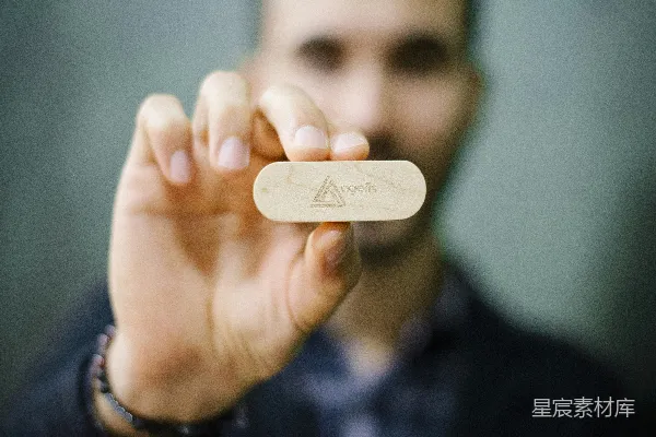 高清摄影 手持木制装饰物的特写摄影