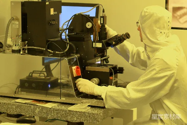 高清摄影 使用黑色工业机器的人