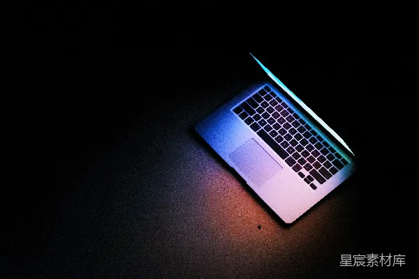 高清摄影 银色的MacBook Air放在黑色桌子上