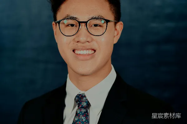 高清摄影 穿黑色西装戴眼镜的男人