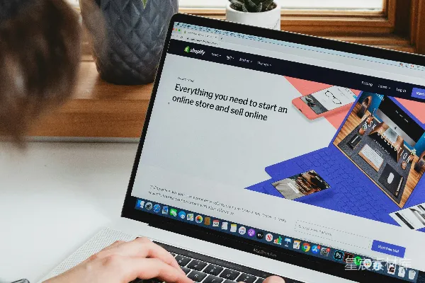 高清摄影 使用 MacBook Pro 的人坐在白色的桌子上