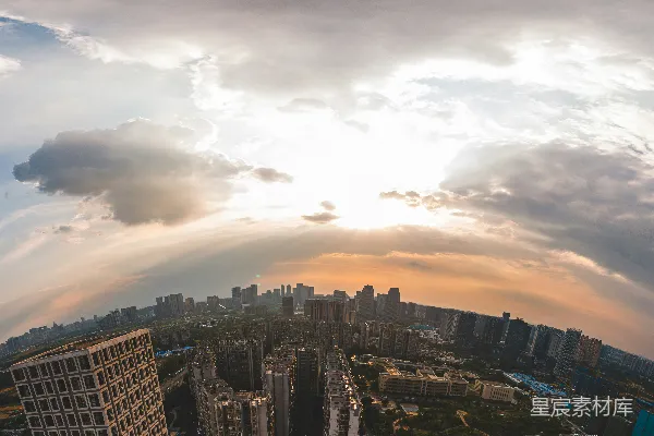 高清摄影 阳光透过云层洒在城市上空