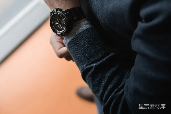 高清摄影 穿黑色毛衣的男人