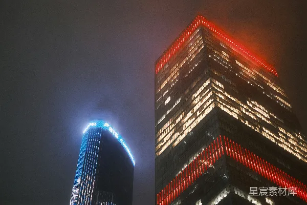 高清摄影 一座高耸的建筑，上面有很多灯光。