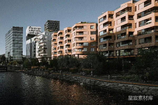 高清摄影 一条河流或湖水边有建筑物。