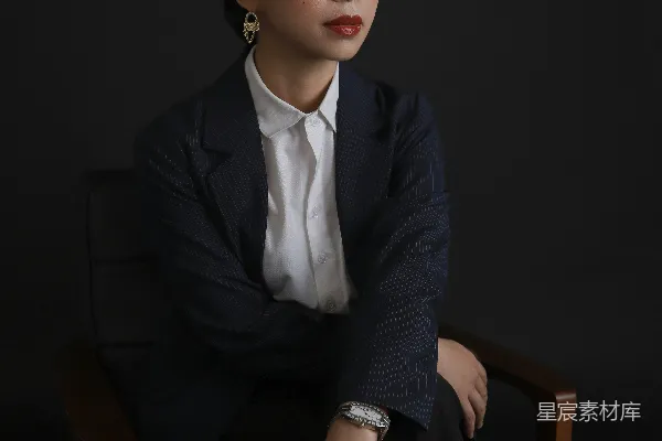 高清摄影 穿西装的人坐在椅子上