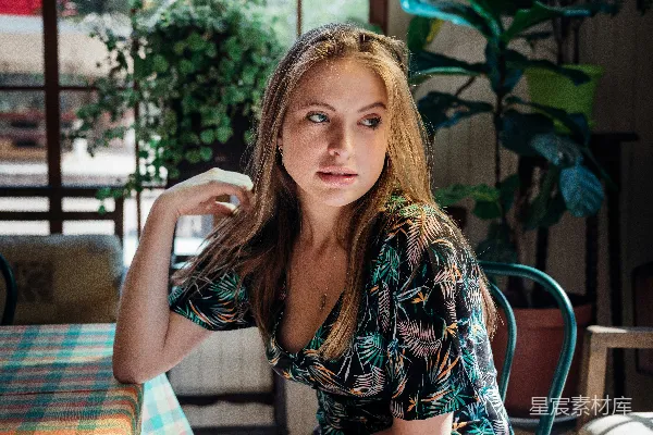 高清摄影 穿黑色和蓝色花卉印花圆领短袖连衣裙的女人
