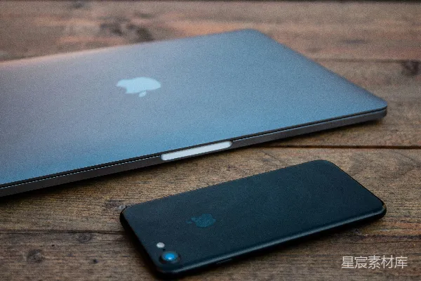 高清摄影 浅景深照片中的黑色iPhone 7放在棕色木质表面上