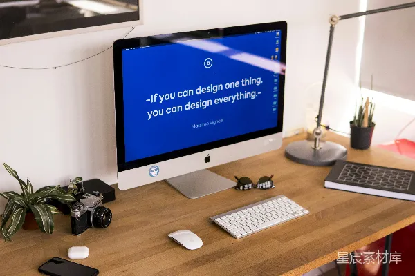 高清摄影 打开桌上的银色iMac。